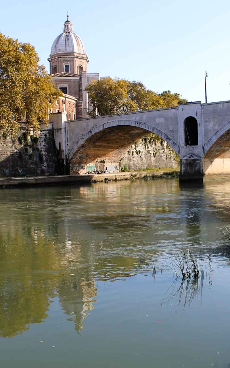 Image of bridge over Tibern near Villa Farnesina in Rome