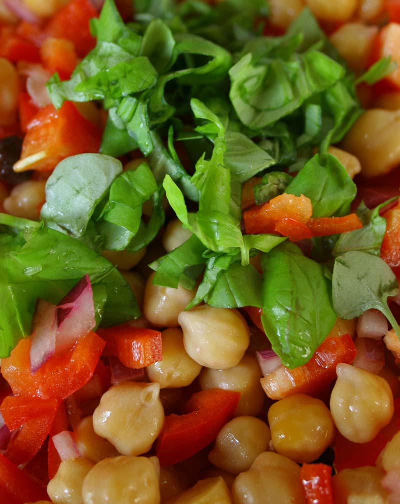 Chickpea and pepper salad