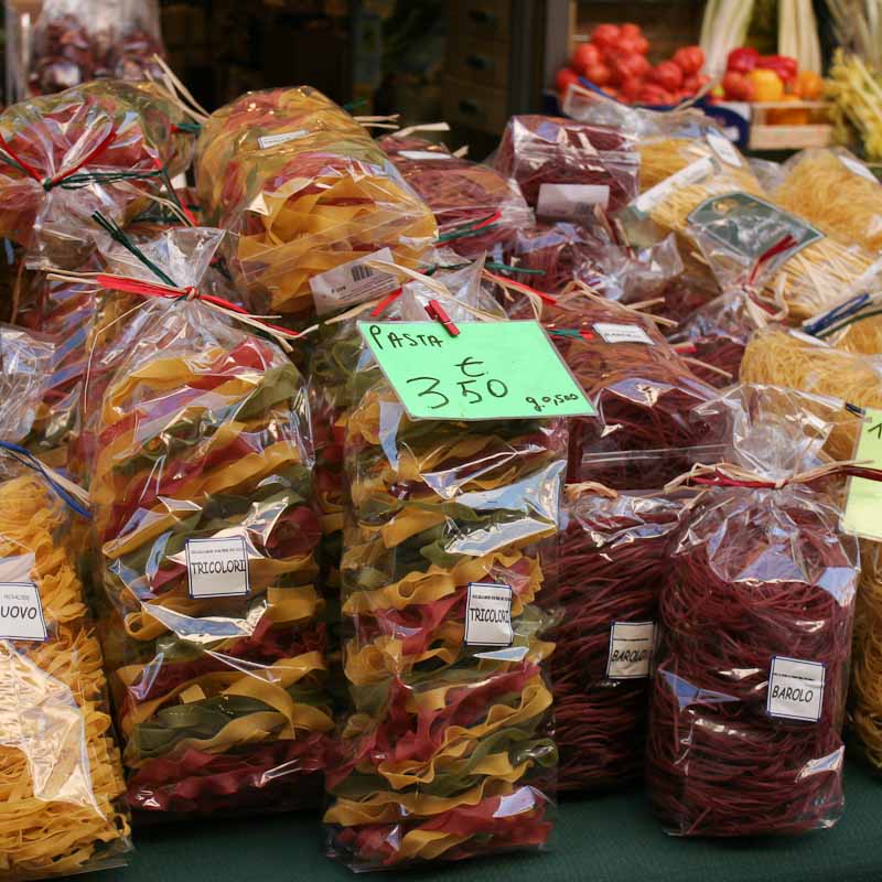 Photo of dried pasta in souvenir packages - gifts with a taste of Italy - Italian Notes