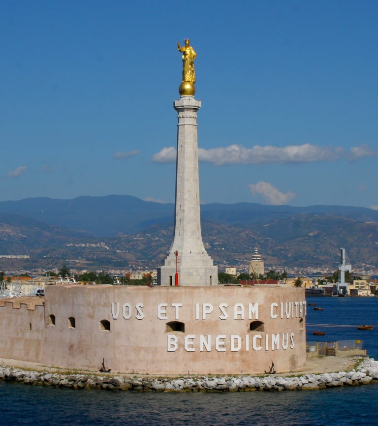 messina-port-and-the-blessing-of-a-golden-madonnina-italian-notes