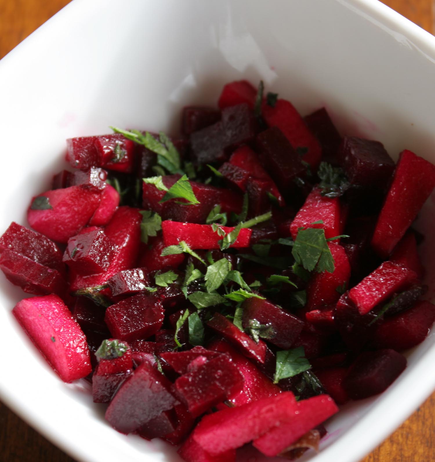 Beetroot salad with apple and capers
