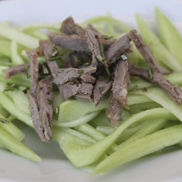 Beef strips with cucumber 