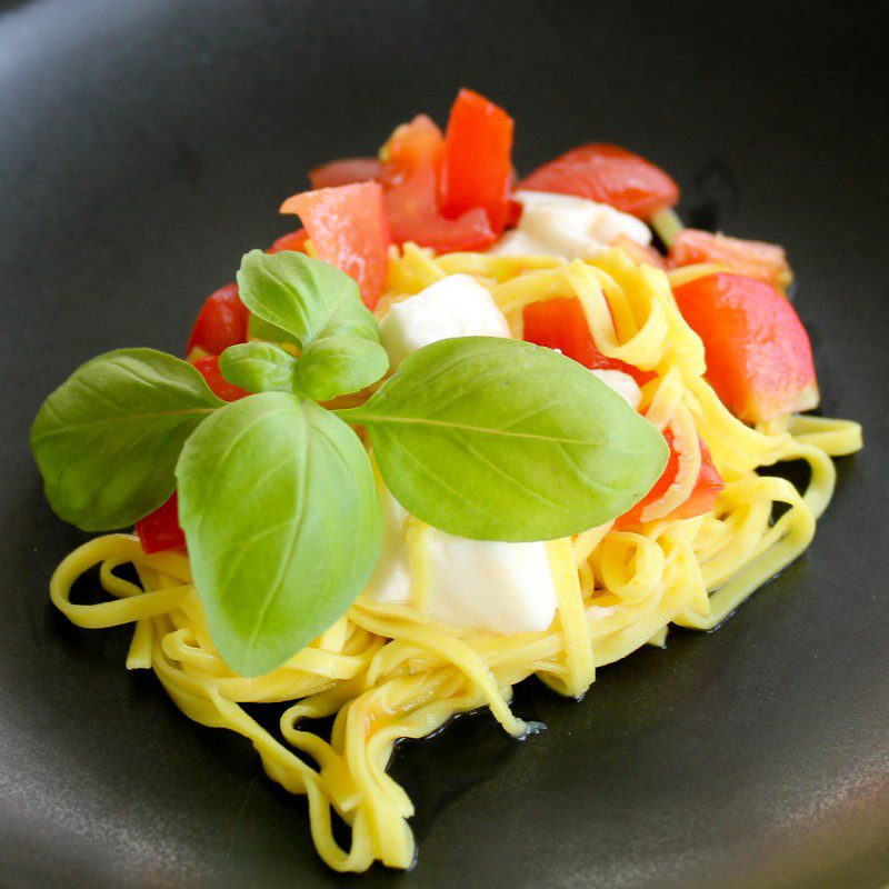 Spaghetti with mozzarella and tomatoes