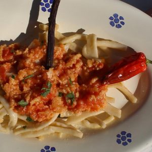 Spaghetti with liquorice tomato sauce - Italian Notes